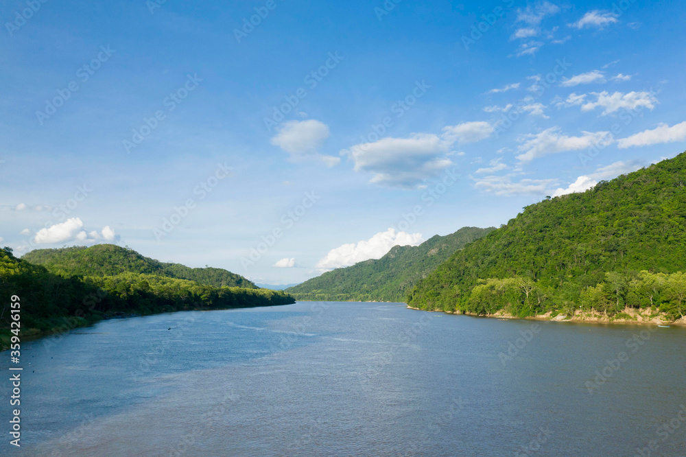Le fleuve Mékong entouré de montagnes vers Luang Prabang, au Laos.