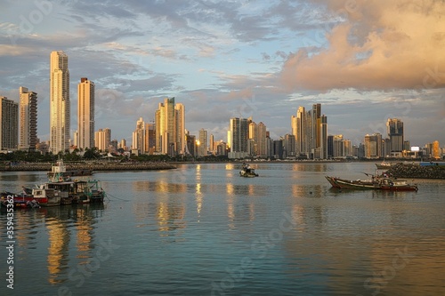 Panama City Skyline bei Sonnenuntergang mit einem kleinen Fischerboot, Kalenderbild