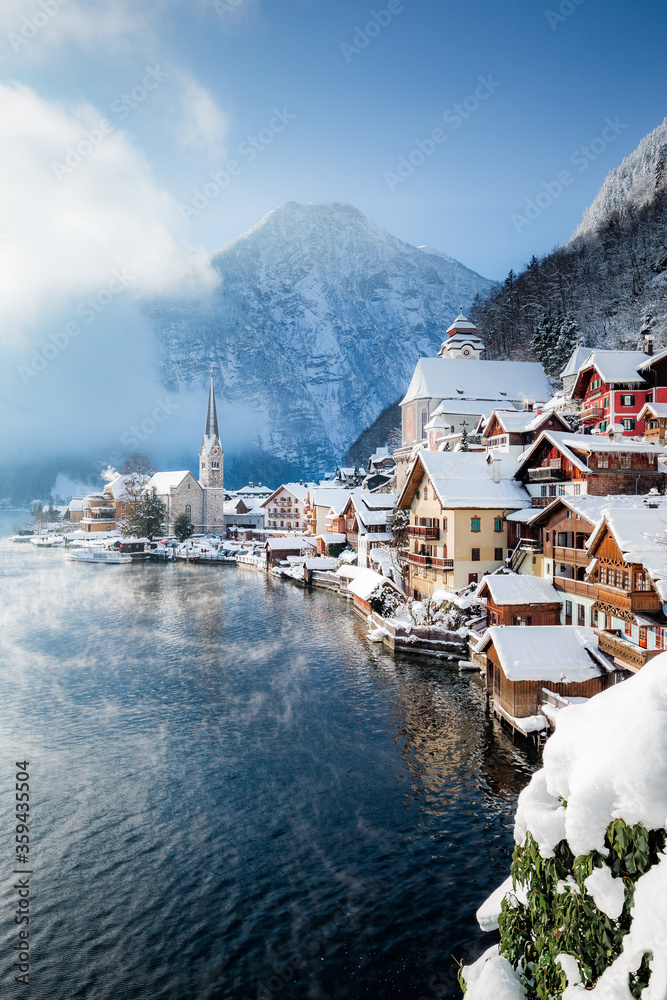 Fototapeta premium Classic view of Hallstatt with ship in winter, Salzkammergut, Austria