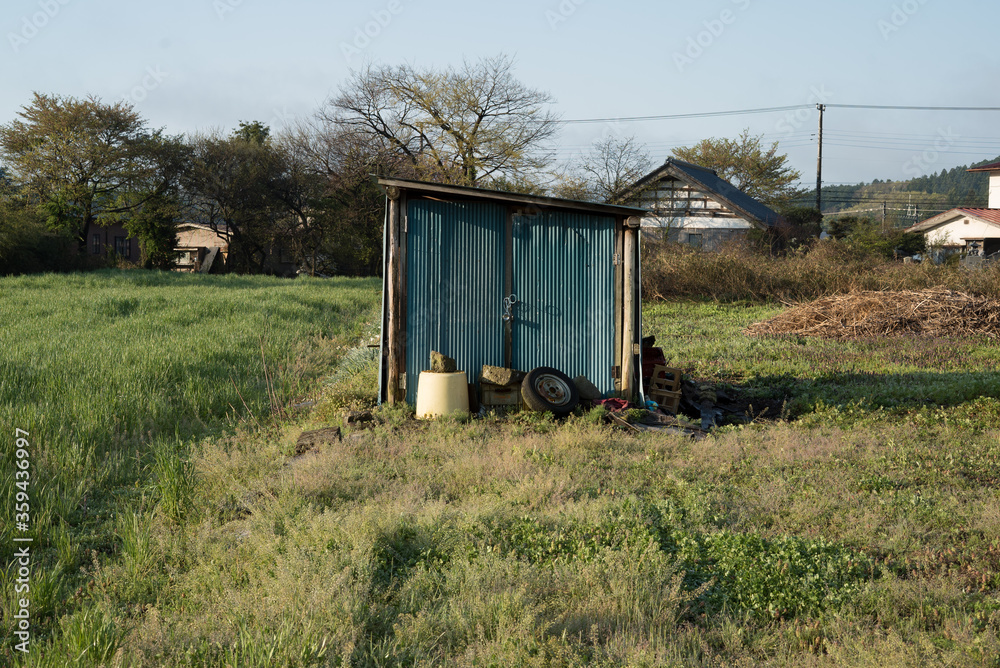 田舎の畑にポツリとある納屋 田舎の畑にポツリとある納屋