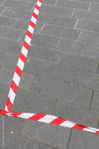 GERMANY, ein weiß-rotes Absperrband auf einem Gehweg © hafenkieker