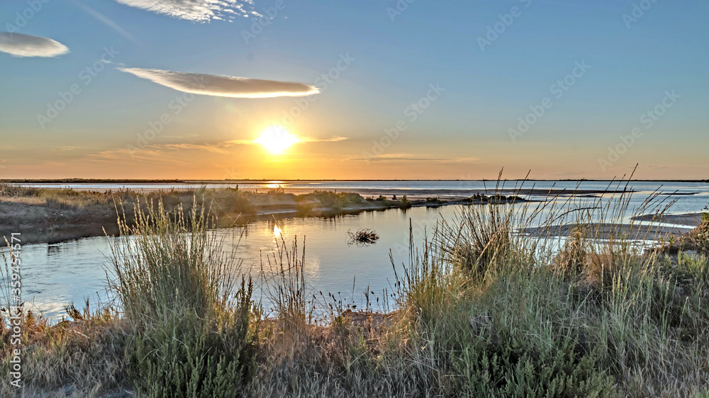 Αυτοκόλλητο Lever  coucher de soleil sur les marais salants de Camargue - Sunrise over the C
