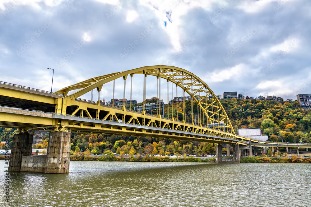 Fototapeta premium Fort Pitt Bridge across the Monongahela River in Pittsburgh, Pennsylvania