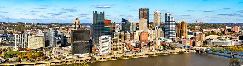 Fototapeta premium Panorama of Downtown Pittsburgh with the Monongahela River in Pennsylvania