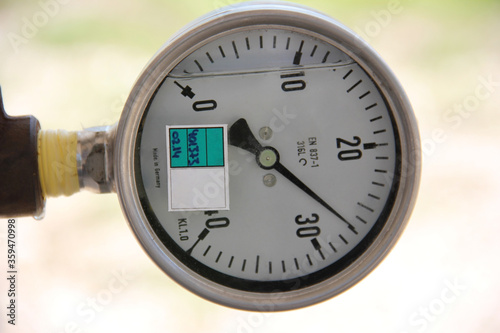 Hydrostatic testing and a manometer according to EN 837-1 Standard with the calibrated at pressure. Psi ( Bar ) is a pressure unit.