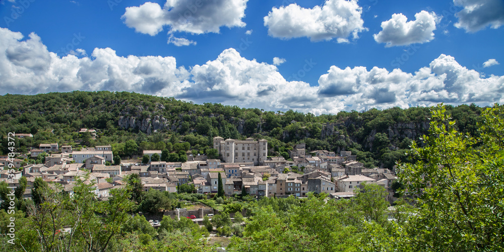 Le village de Vogue et son château dans l'Ardèche du sud (France)