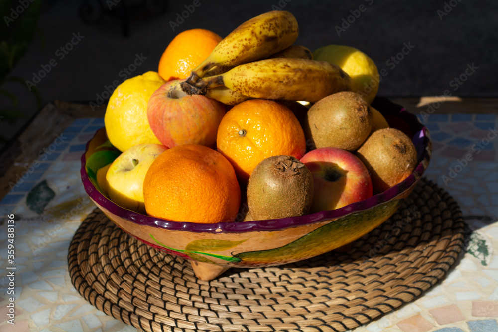 frutero con frutas del tiempo
