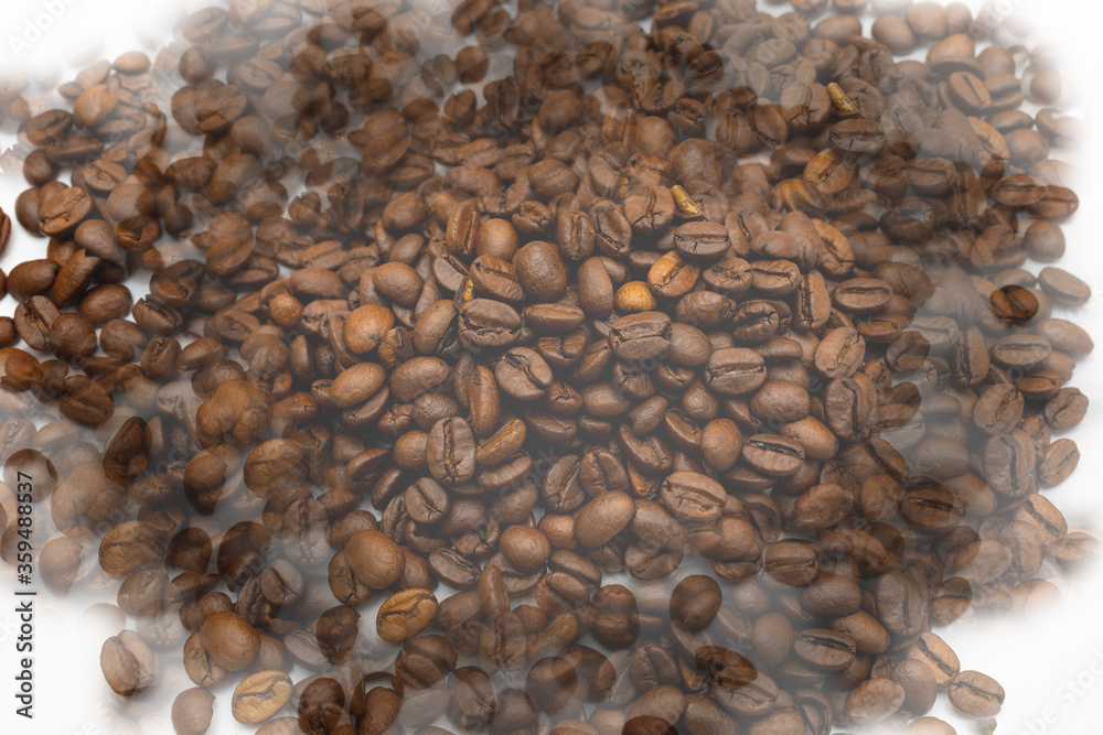 Obraz premium Roasted coffee beans pile isolated on white background. top view