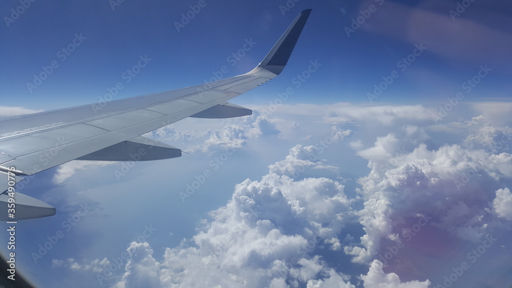 Obraz premium Airplane window view with beautiful sky.