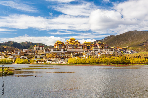 Fototapeta Ganden Sumtseling Monastery, a traditional Tibetan Buddhism temple in City Shangri-La, China
