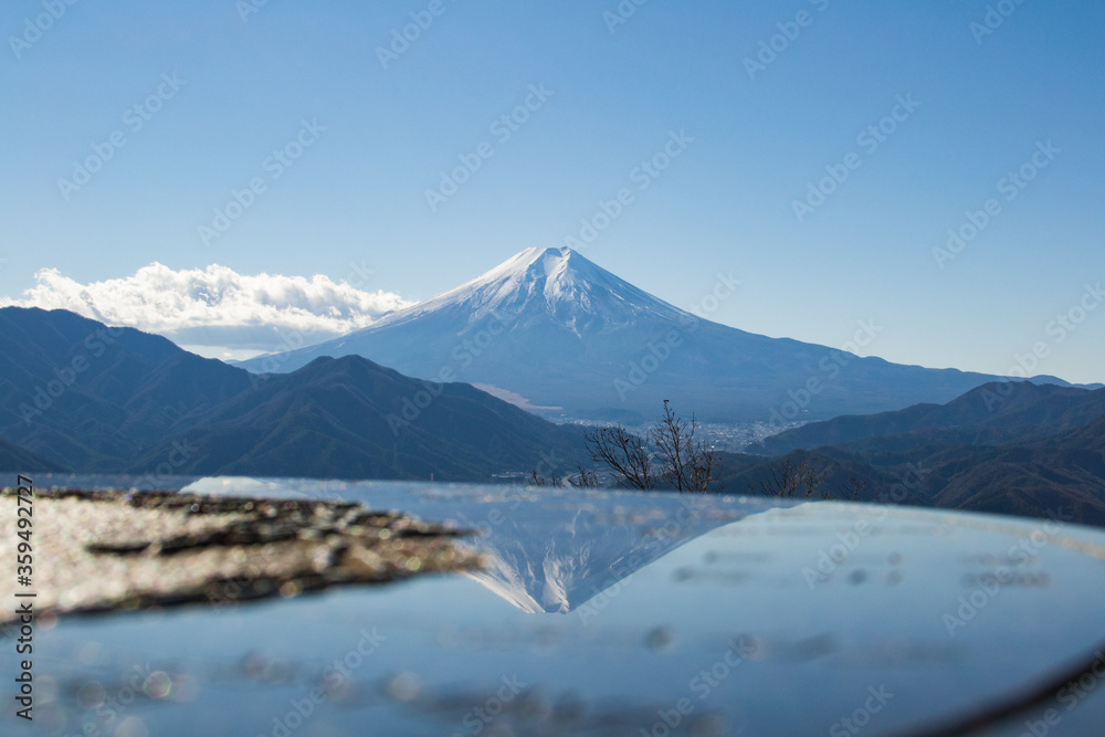 Obraz premium The reflection of Mt.Fuji in guidepost from Mt.Takagawa, Japan
