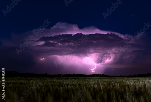 Blitze in einer dramatischen Gewitterwolke