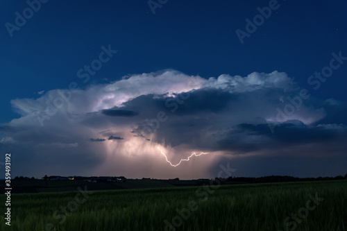 Blitze in einer dramatischen Gewitterwolke