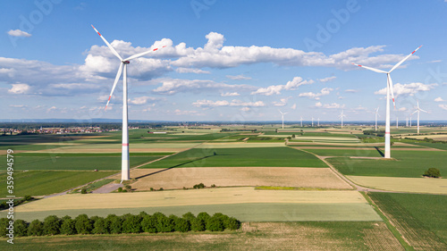 Feldlandschaft mit Windräder