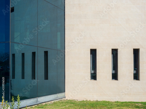Reflejo de ventanas rectangulares en un edificio de arquitectura contemporánea 