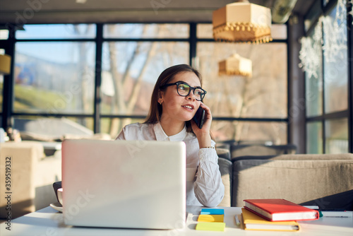 Photos Portrait of attractive young female freelancer providing online marketing servic