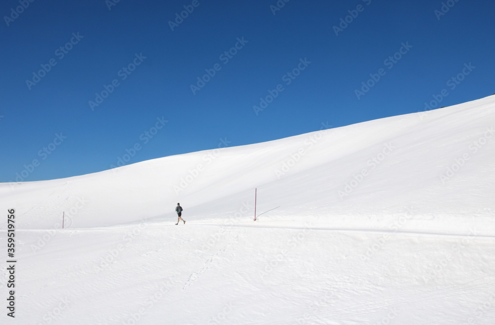 personne seule sur les hauteurs de l'Alpes d'huez en hiver, dans la neige