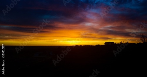 um nascer do sol com uma cor muito intensa 