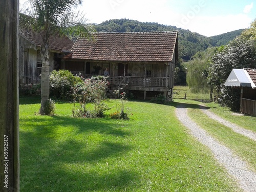 Casa tipicamente italiana, da época de seus primeiros imigrantes, na zona rural de Gramado RS Brasil © Leo Souza 1974