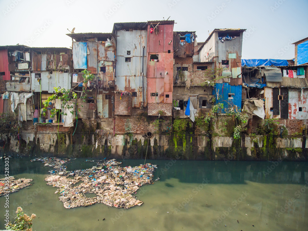 Fototapeta premium Biedne i zubożałe slumsy Dharavi w Bombaju.