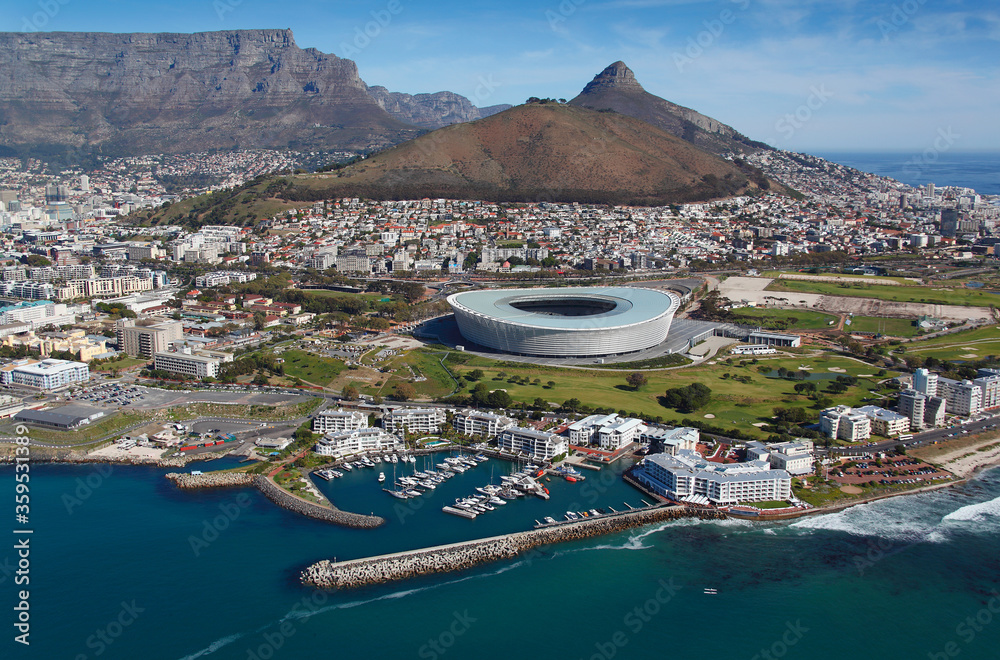 Obraz premium Kapsztad, Prowincja Przylądkowa Zachodnia / RPA - 08/10/2011: Zdjęcie lotnicze portu w Kapsztadzie i nabrzeża Wiktorii i Alfreda z głową lwów w tle