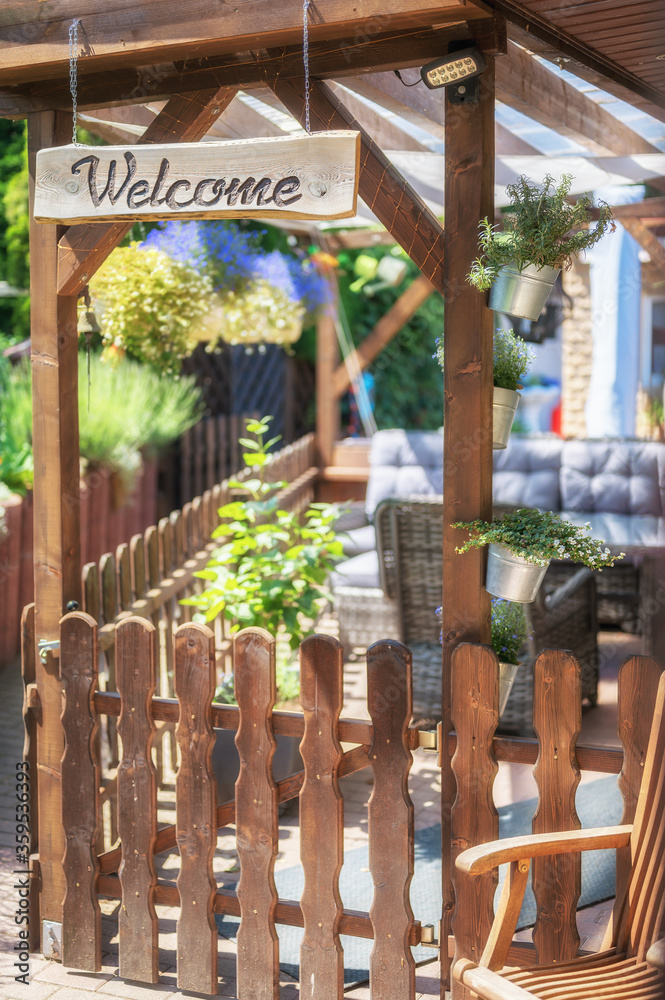 Obraz premium Wunderschön dekorierte Sitzecke auf der Terrasse im eigenen grünen Garten
