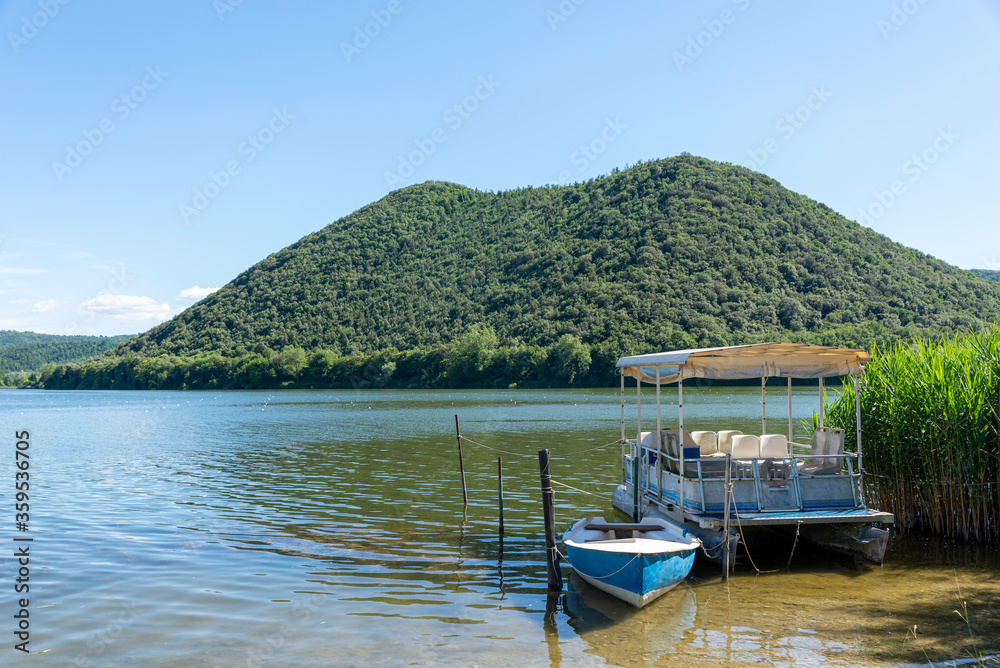 the piediluco lake and its country