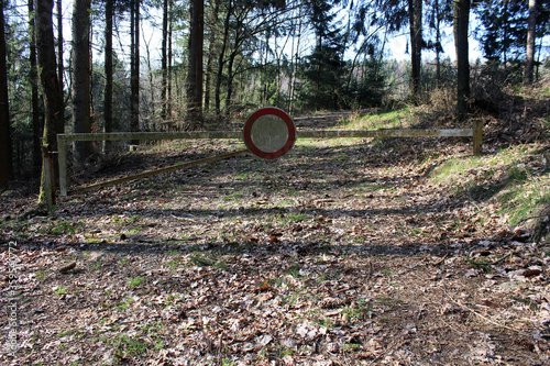 Schranke im Wald zeigt Durchfahrt verboten.