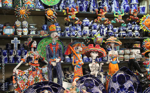 Mercado tradicional de artesanías en San Miguel de allende México colorido adornos catarinas vasijas decoradas a mano objetos de barro, cerámica, figuras típicas cultura mexicana 