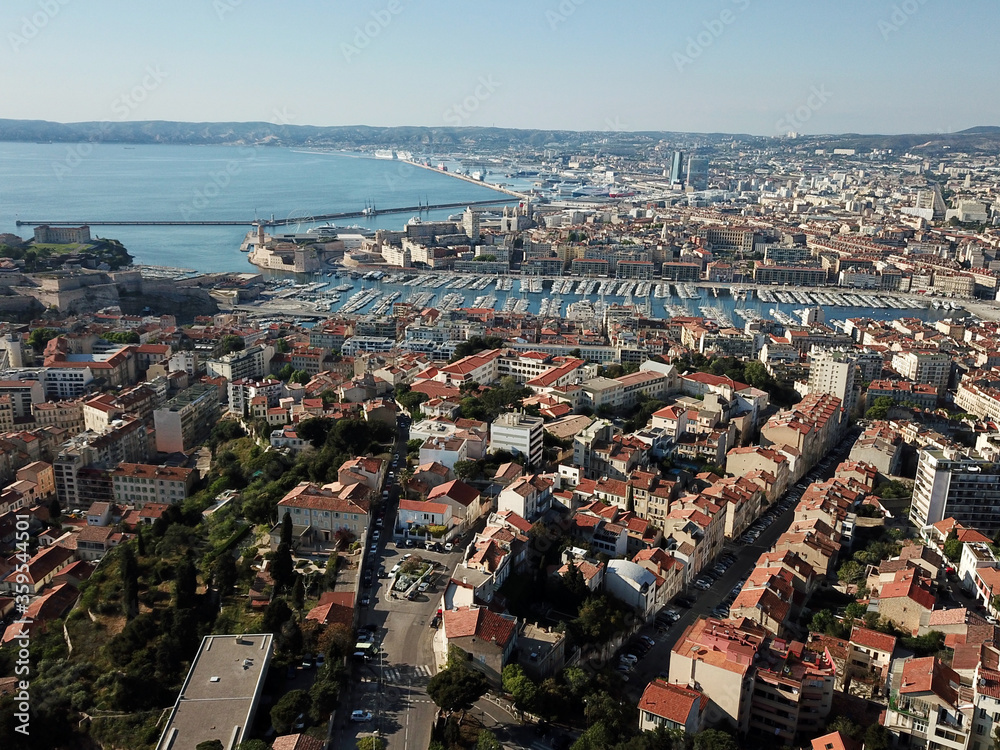 Fototapeta premium Marseille jeudi 23 avril 2020, illustration Marseille en vues aériennes, vieux port, port de Marseille, notre dame de la garde