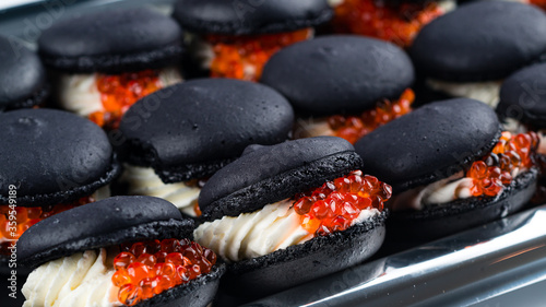 Fotografie canape macaroons with cream cheese and red caviar
