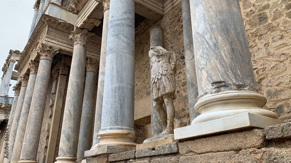 Estatua de piedra de un gladiador en el anfiteatro romano de Merida