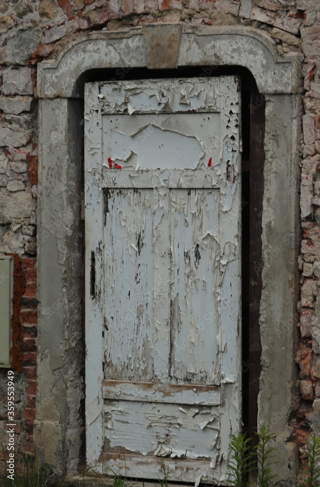 stare  zniszczone  drzwi  w  zrujnowanym  budynku