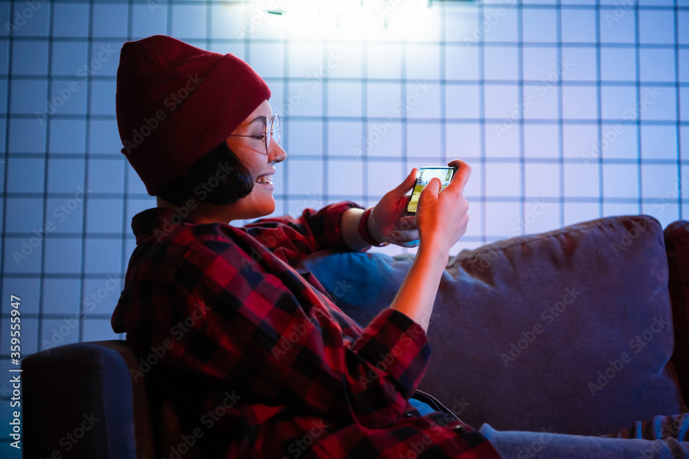 Φωτογραφία Close up portrait of pretty teenager girl playing online game in telephone weari