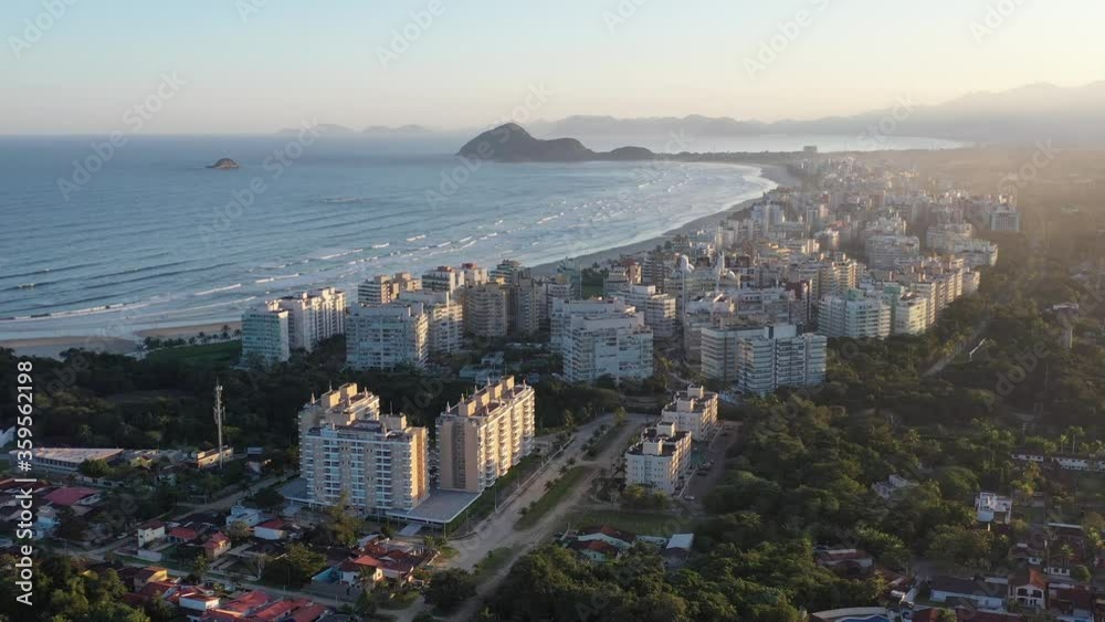 Imagem aerea da praia da Riviera  de São Lourenço em final de tarde ensolarado