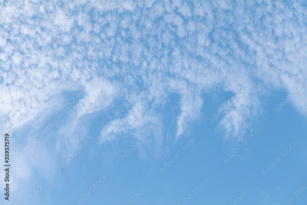 Fototapeta premium Mackerel and mare's tails sky