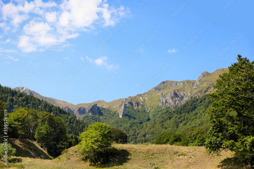Sancy - Vallée, Montagnes et forêts en Auvergne. Vallée de Chaudefour. Paysage du Massif du Sancy dans la chaîne des puys en France. Patrimoine mondial en Europe.