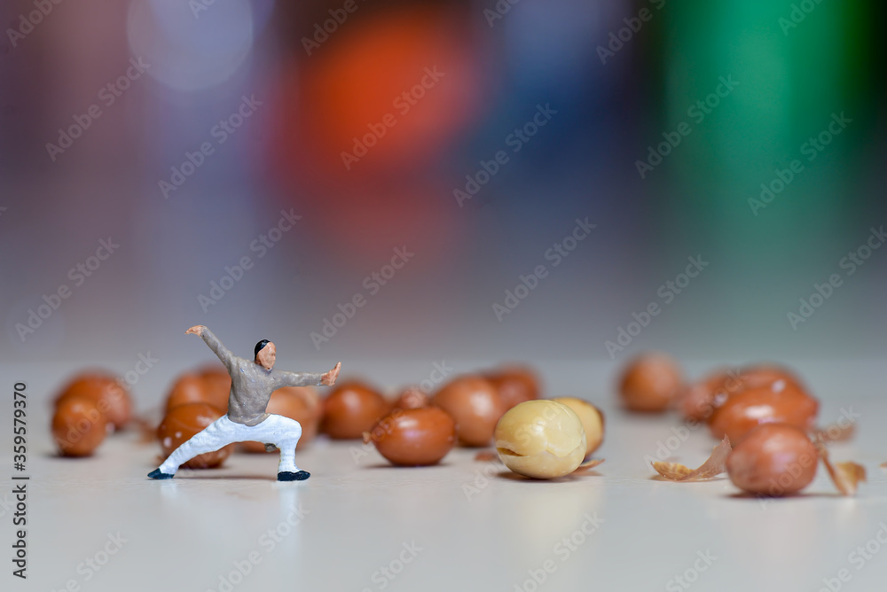 Naklejka premium Miniature figures of warriors are practicing kung fu