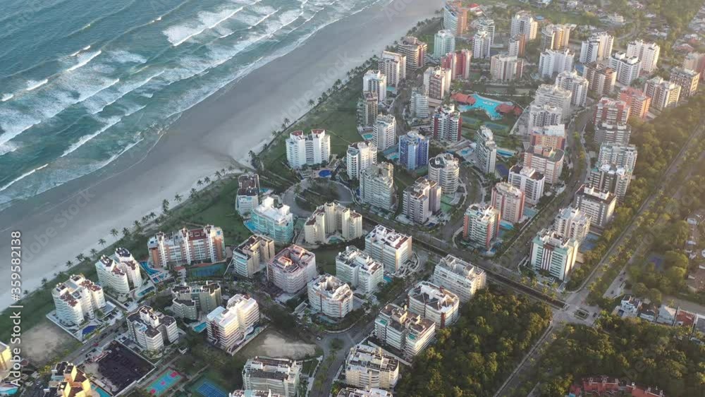 imagem aerea dos belos condominios da Riviera de São Lourenço, litoral Norte de São Paulo