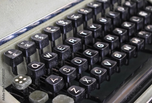 Primer plano de las teclas de una vieja máquina de escribir