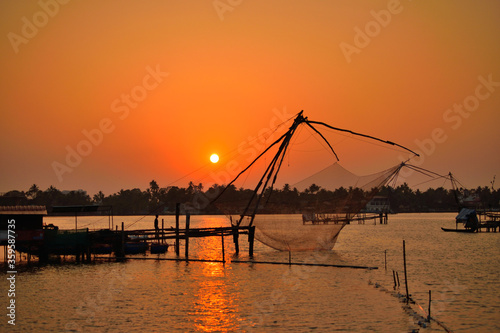 Valokuva Silhouette of chinese fishing nets in kochi backwaters during sunset