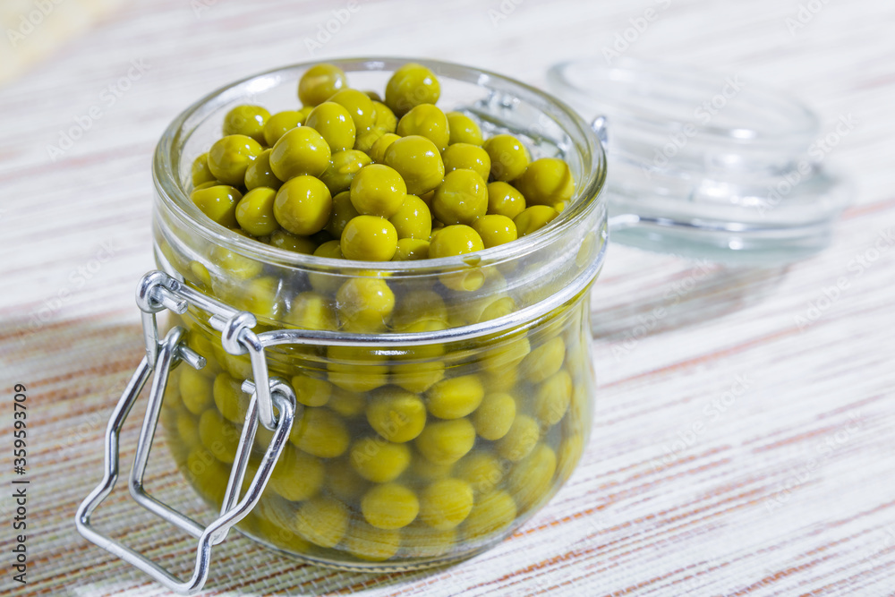 Φωτογραφία Home canning of summer legume crop, vegetable vegetarian diet healthy food, natu