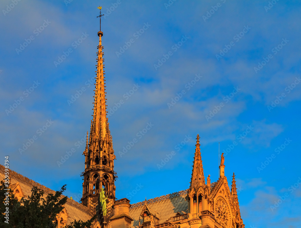 Φωτογραφία Details of the ornate gothic spire viewed from the southern side of Notre Dame d