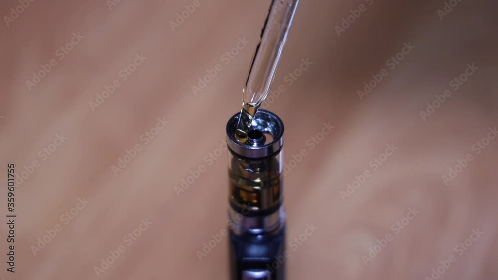 Refiling the vape pen with e liquid