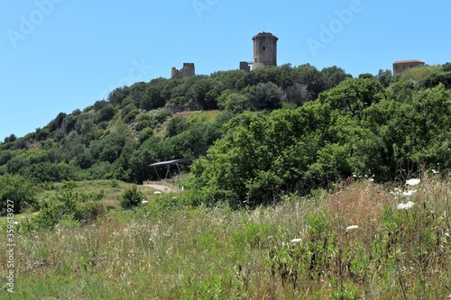 Velia - Torre angioina dalle Terme Romane