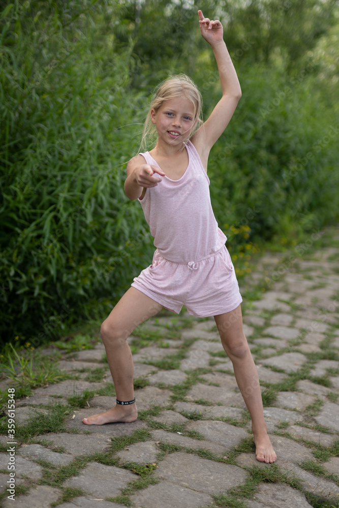 Mädchen beim unbeschwerten Sport und Bewegen, wie Akrobatik in der Freizeit, auf Wiesenpfaden, am Strand, See und dem Fluss Elbe. Mädchen beim unbeschwerten Sport und Bewegen, wie Akrobatik in der Freizeit, auf Wiesenpfaden, am Strand, See und dem Fluss Elbe.