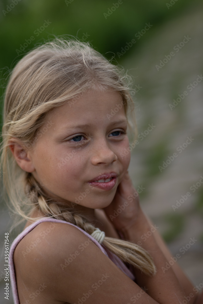 Mädchen beim unbeschwerten Spielen und Bewegen in der Freizeit, auf Wiesenpfaden, am Strand, See und dem Fluss Elbe Mädchen beim unbeschwerten Spielen und Bewegen in der Freizeit, auf Wiesenpfaden, am Strand, See und dem Fluss Elbe