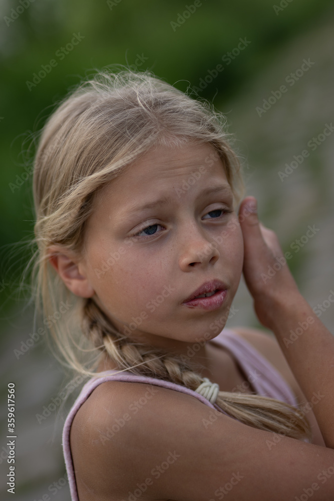 Mädchen beim unbeschwerten Spielen und Bewegen in der Freizeit, auf Wiesenpfaden, am Strand, See und dem Fluss Elbe Mädchen beim unbeschwerten Spielen und Bewegen in der Freizeit, auf Wiesenpfaden, am Strand, See und dem Fluss Elbe