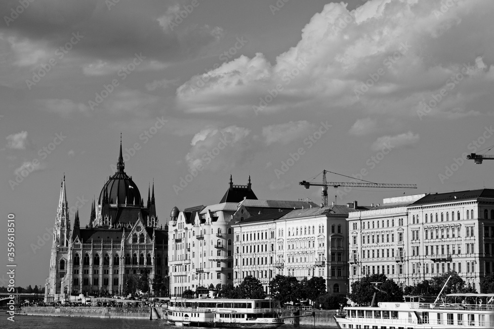 Czarno-biały widok na parlament w Budapeszcie i zachmurzone niebo z rzeki Dunaj  - obrazy, fototapety, plakaty 