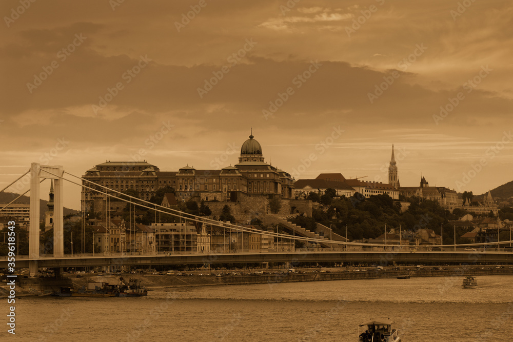 Widok w sepii na most Elżbiety i zamek królewski w Budapeszcie z rzeki Dunaj - obrazy, fototapety, plakaty 